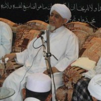 الحبيب أبوبكر العدني بن علي المشهور في رحاب مسجد ورباط بحر النور بالمكلا